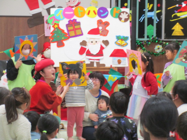 スイートハンドさん曲に合わせて子どもたちがかぶりものをかぶっている写真