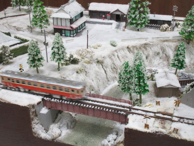 室内に設置された鉄道模型の写真