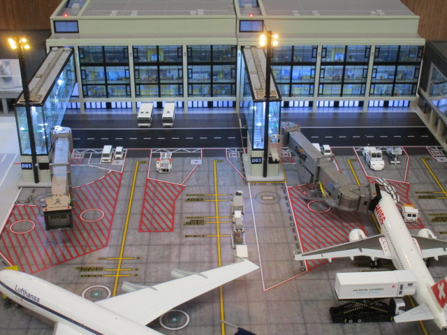 空港のジオラマと模型飛行機の写真