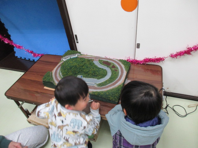 幼児さんたちが鉄道模型運転体験をしている写真