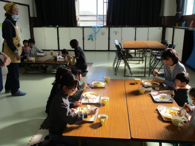 みなみっこ食堂で親子が食事している写真