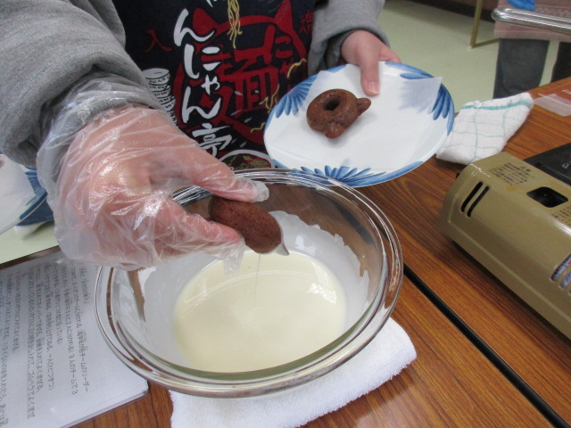 ねこくまドーナツにチョココーティングしている写真