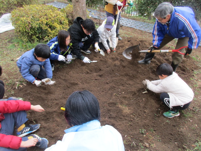 参加した皆で畑を耕している写真