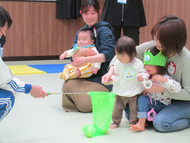 中学生と幼児さん交流の写真