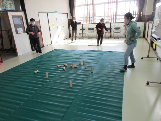 モルックの木の棒が倒れてる写真