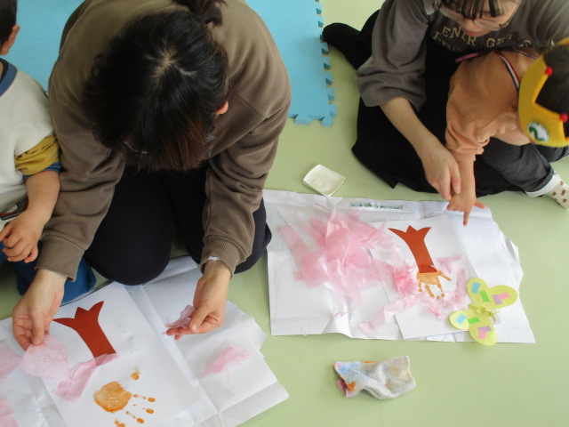 ビビちゃんとの手形工作の写真