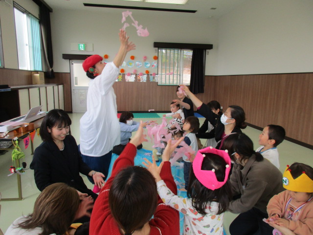 ビビちゃんとのフラワーペーパーの工作の写真