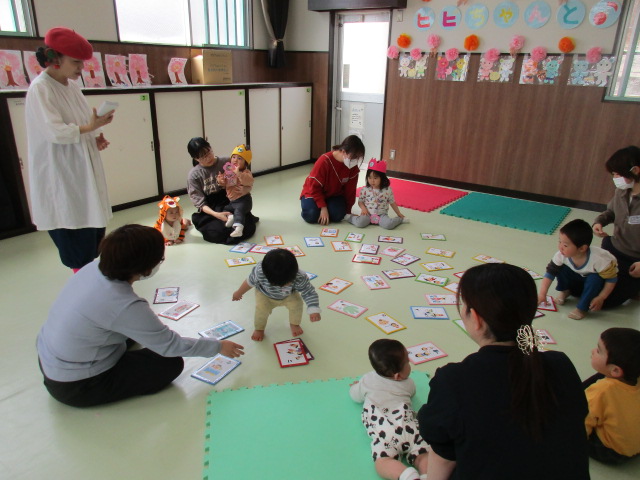 ビビちゃんとのカルタ取りの写真