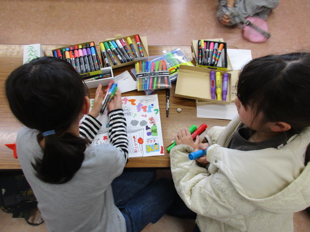 こみ分別のポスターを作っている子どもたちの写真