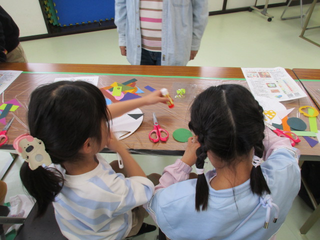 折紙アートを作る子どもたちの写真