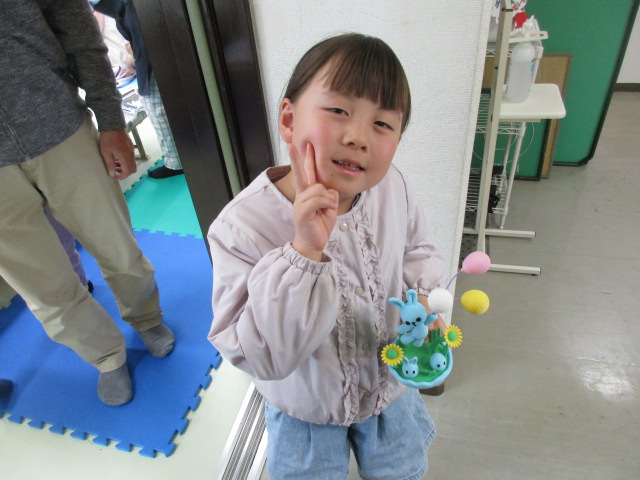 完成したフィギュアを持ってピースしている写真