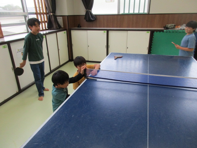 参加者同士で卓球台を準備している写真