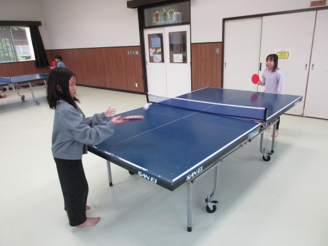 初心者同士で卓球の試合をしている写真