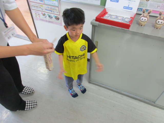 おみくじを引いている写真