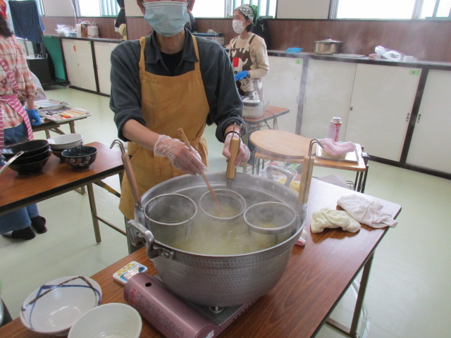 みなみっこ食堂で麺を茹でている写真