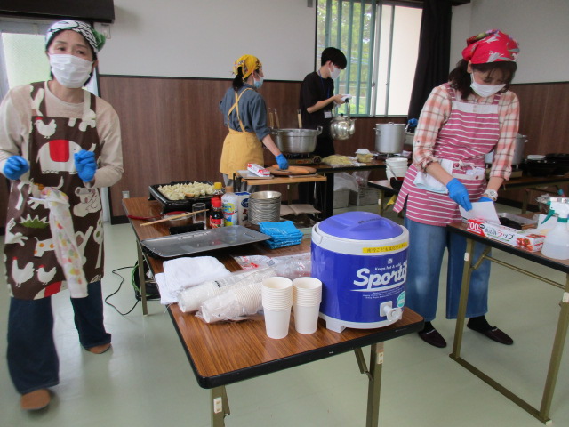 みなみっこ食堂で調理している写真