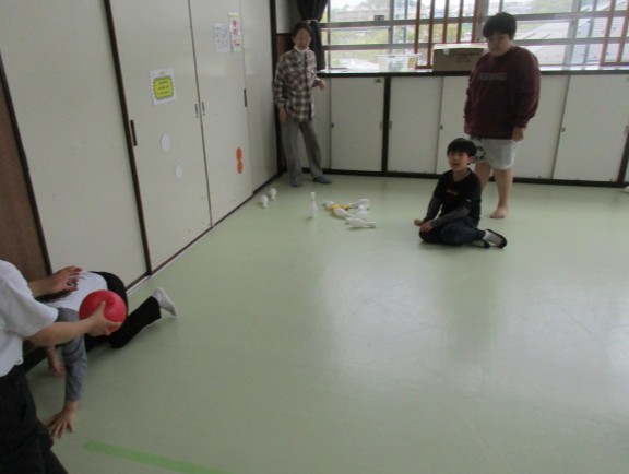 ミニボウリングでスペアを狙っている写真