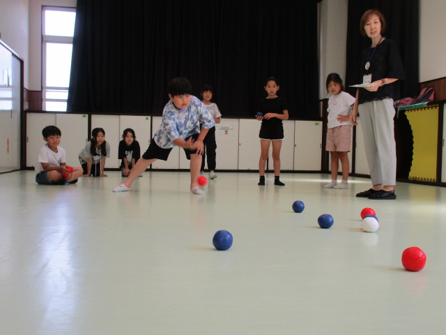 ボッチャ体験会で投球している写真