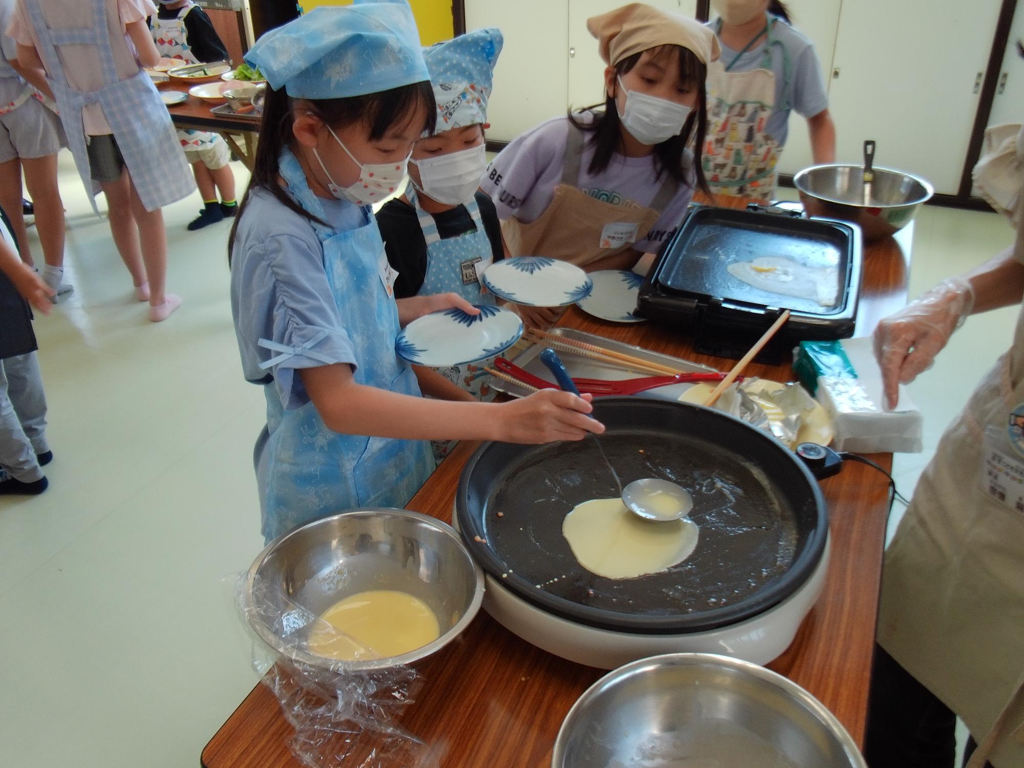 みなみっこクッキングでクレープを焼いている写真