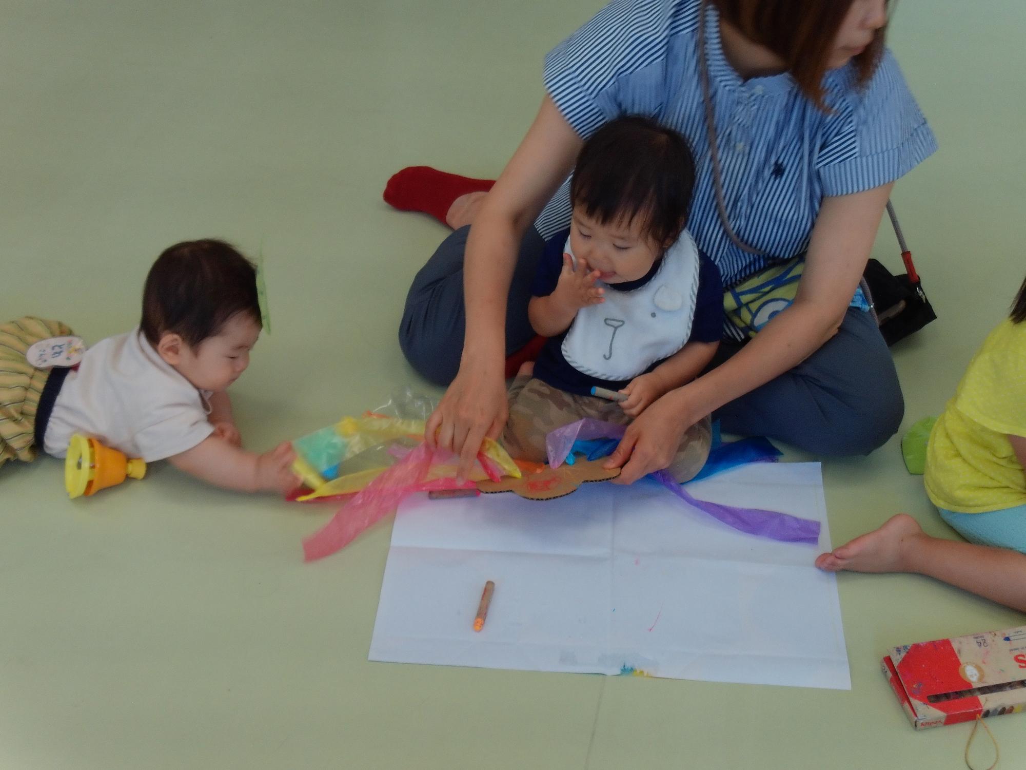 虹の工作をする親子の写真