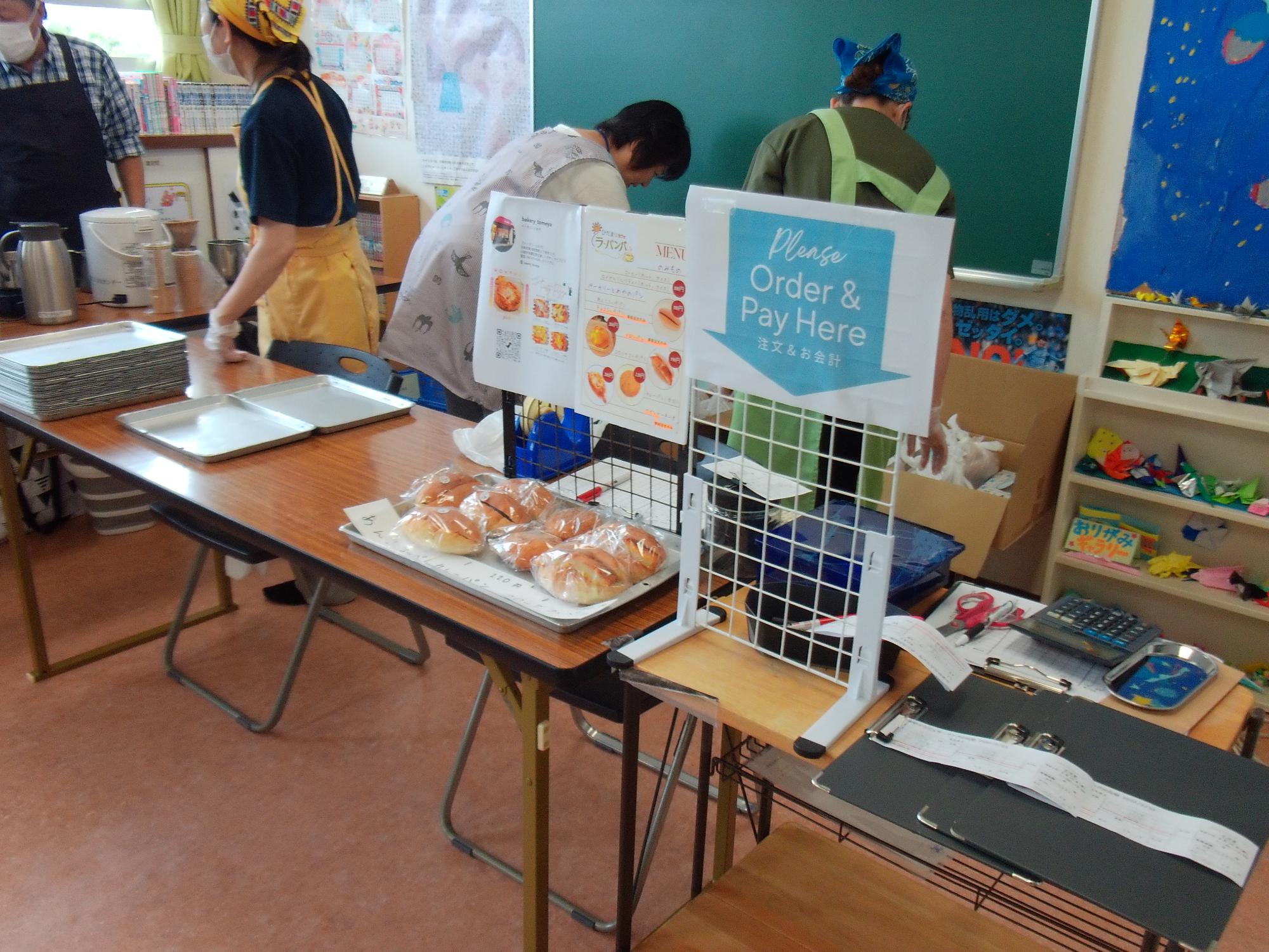 カフェでパンを販売している写真