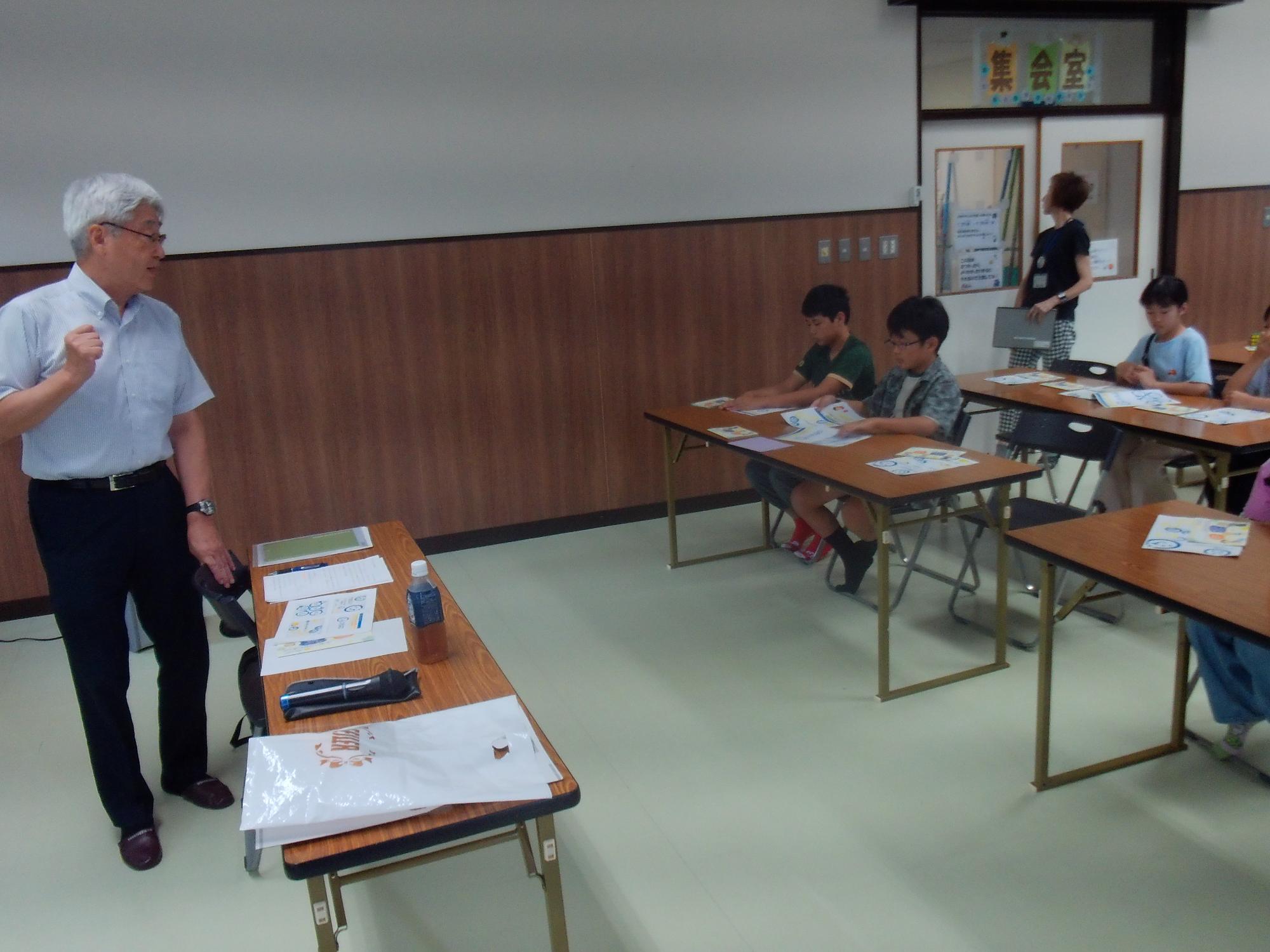 先生の話を聞いているところの画像
