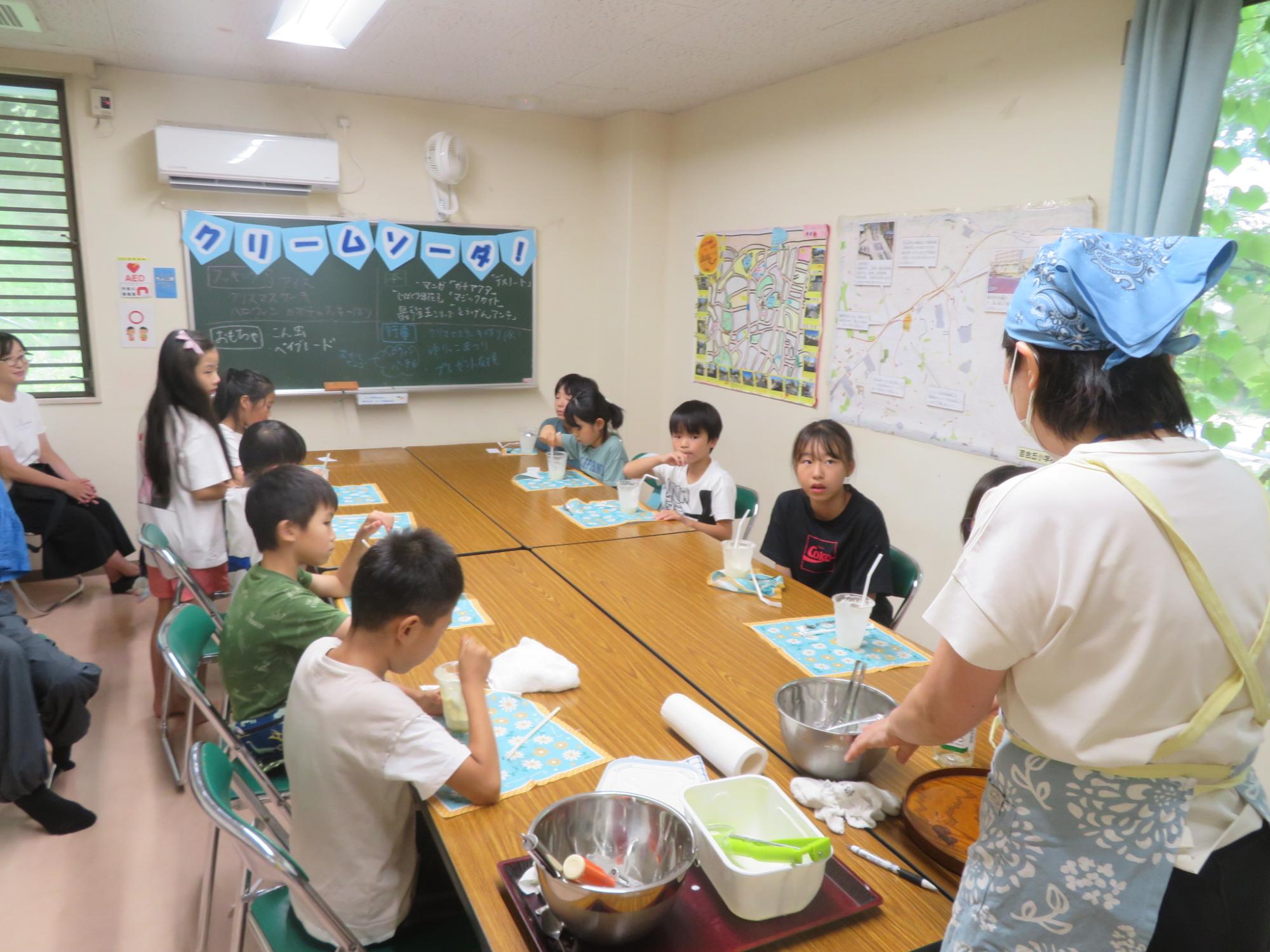 クリームソーダを飲みながらこども会議をしている写真