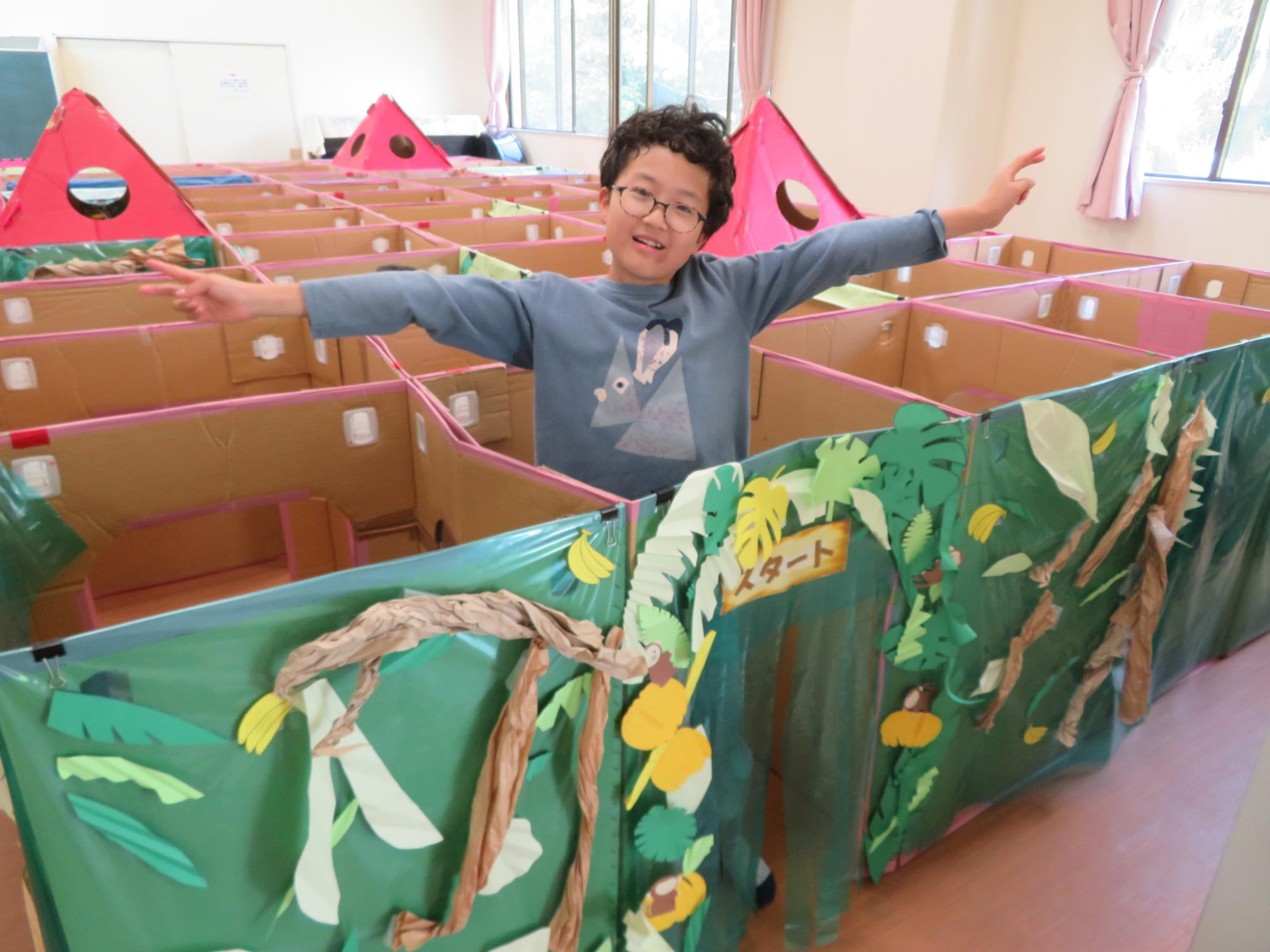 ダンボール迷路をスタートしてポーズをしている男の子の様子