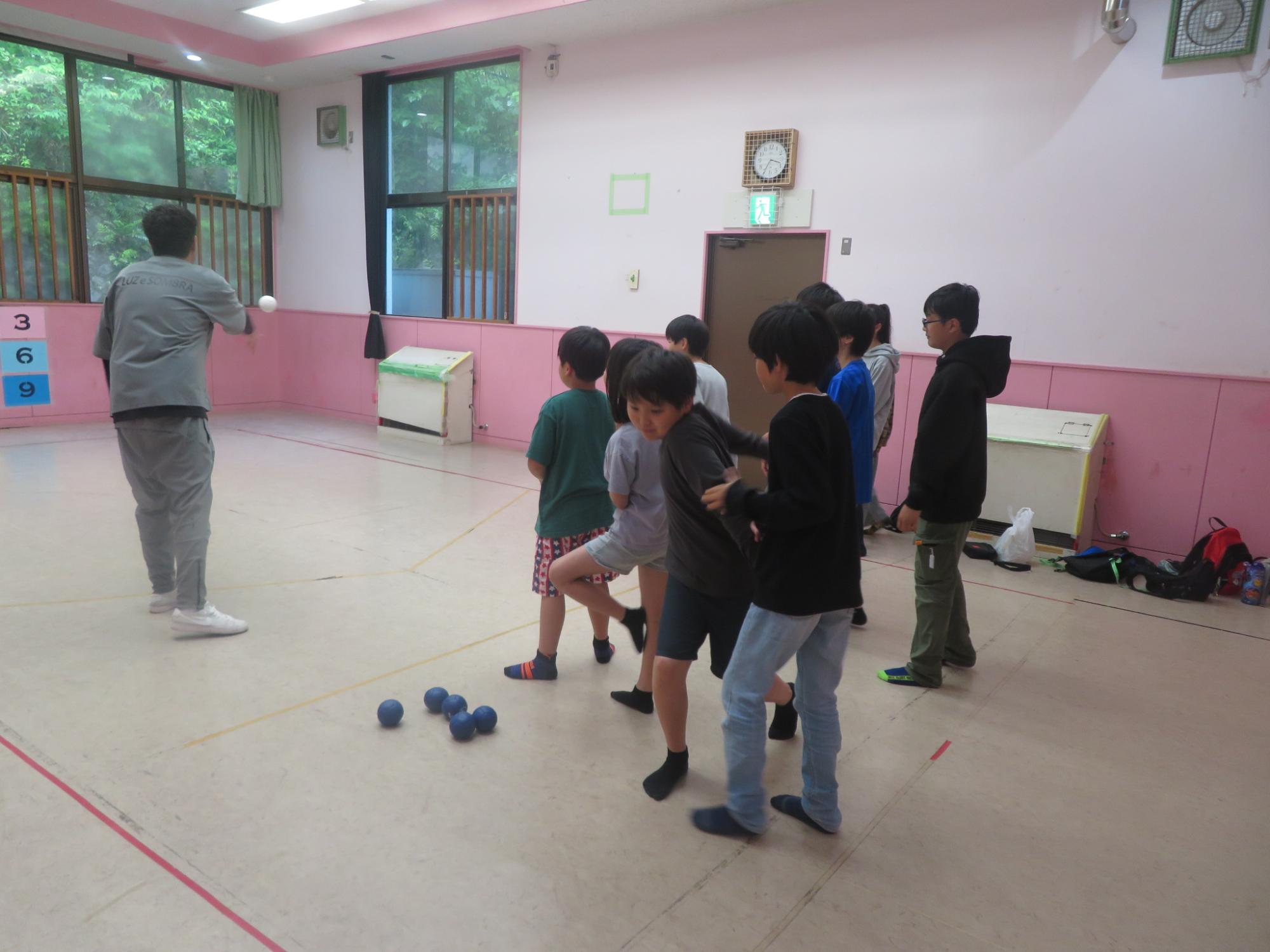 館長からボッチャのルールを聞く子ども達の様子