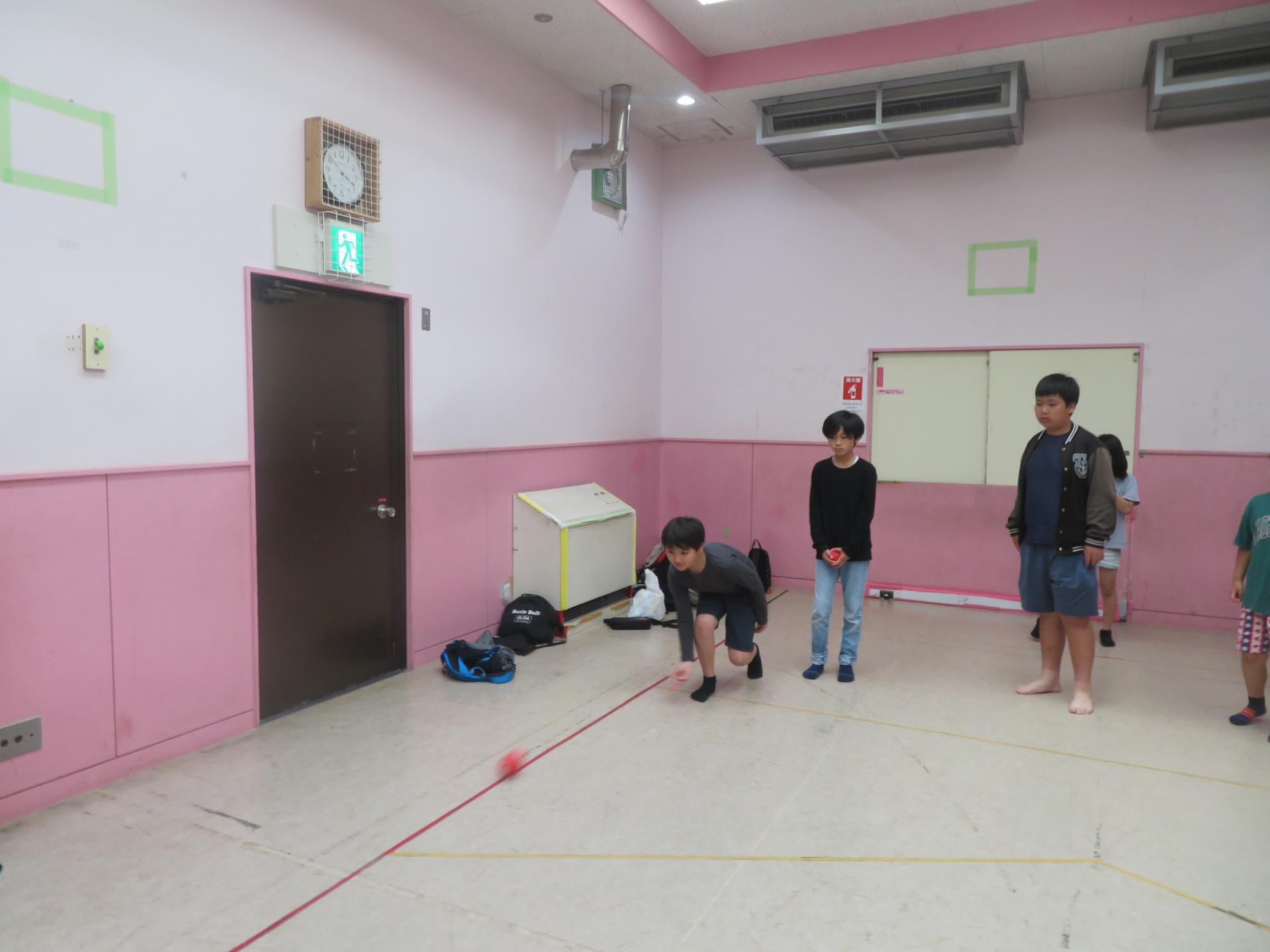 コーナーを狙ってボッチャのボールを投げる子どもの様子