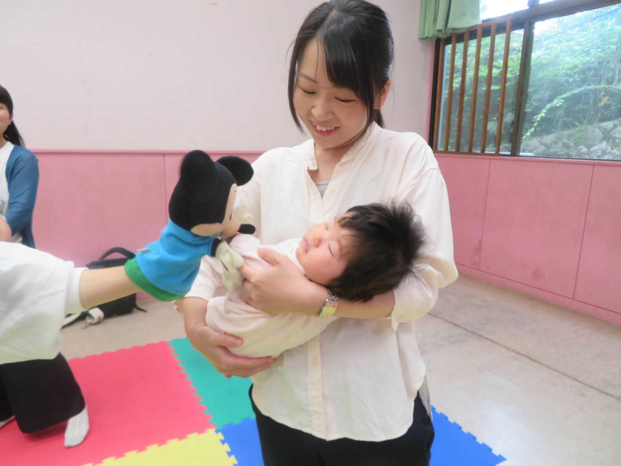講師の出す人形を見る親子の様子