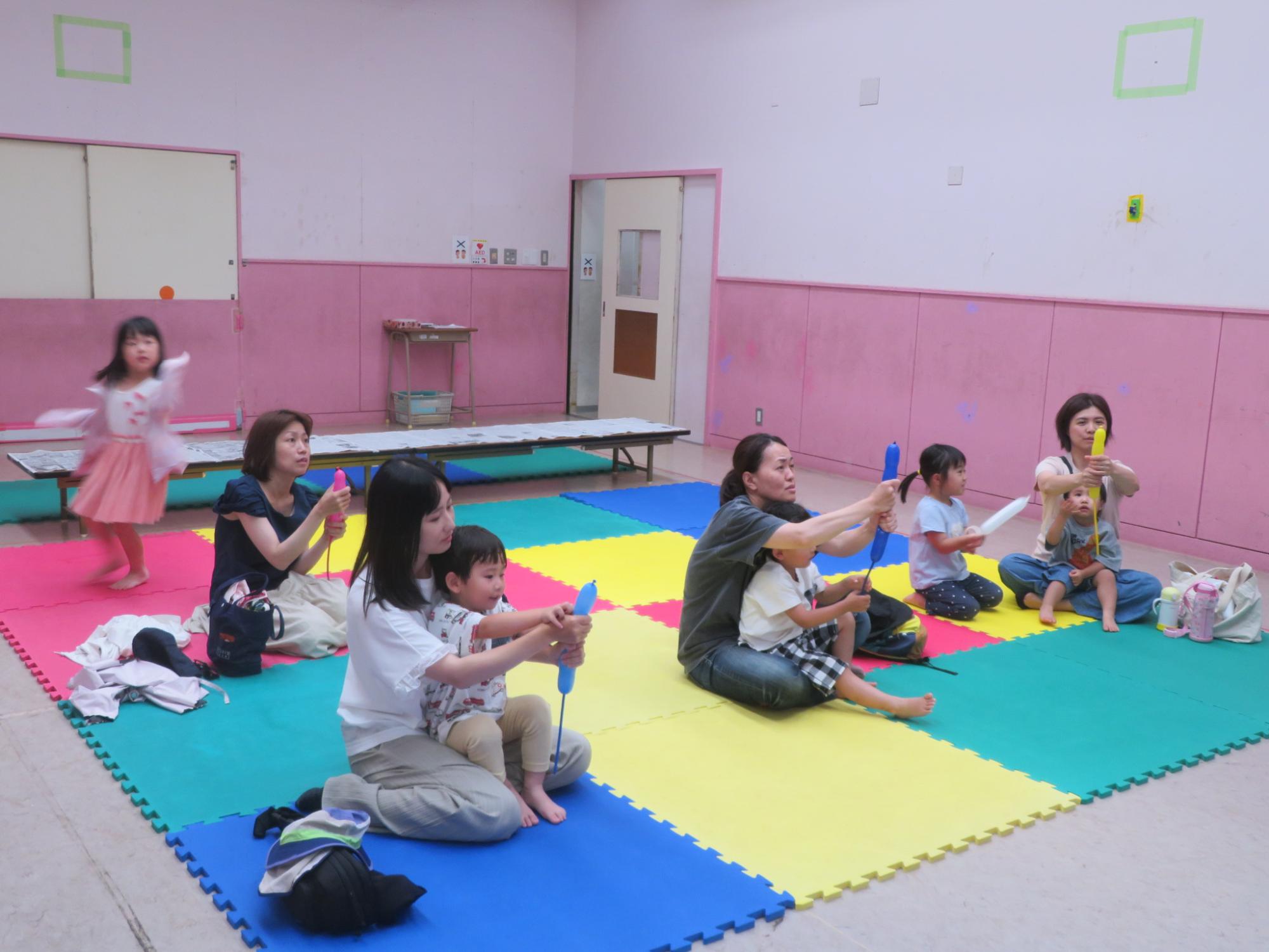 参加者の幼児親子がねずみ風船を飛ばしている様子
