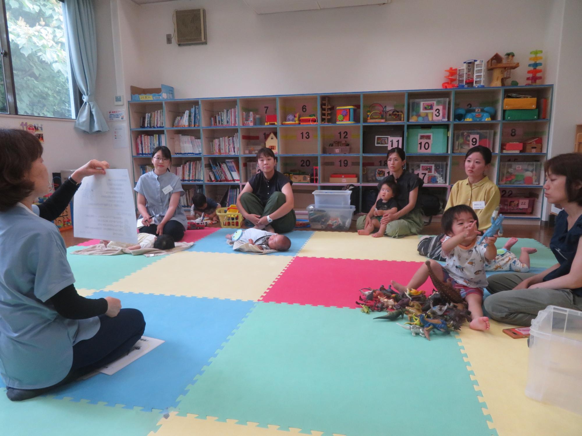 乳幼児親子が子育て講座をきいている様子
