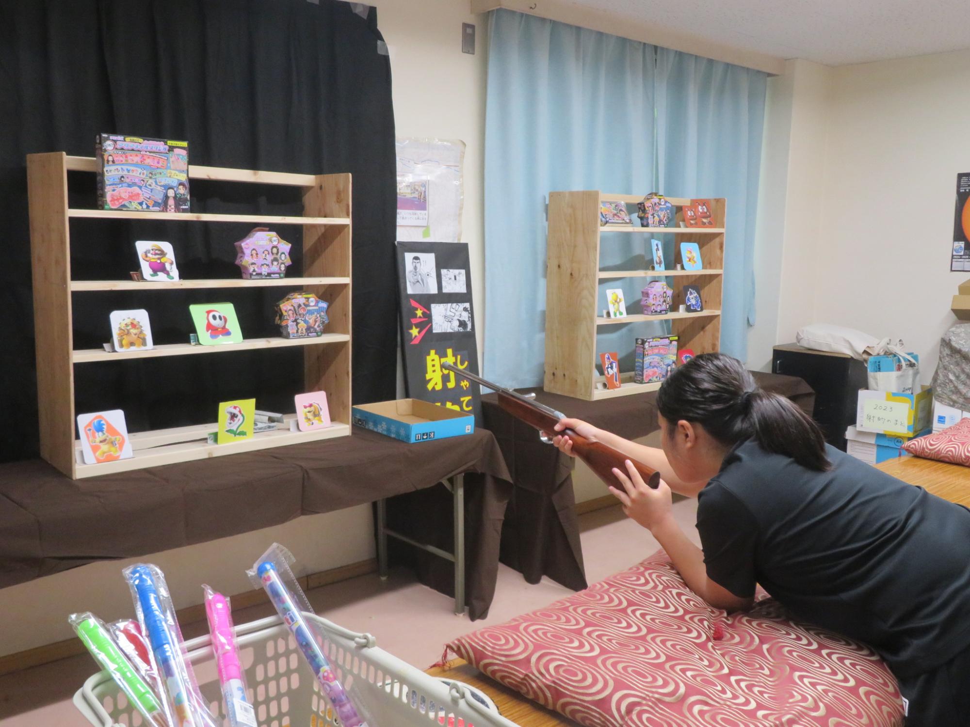 ゆりっこ夕涼み射的コーナーで的を狙っている児童の写真