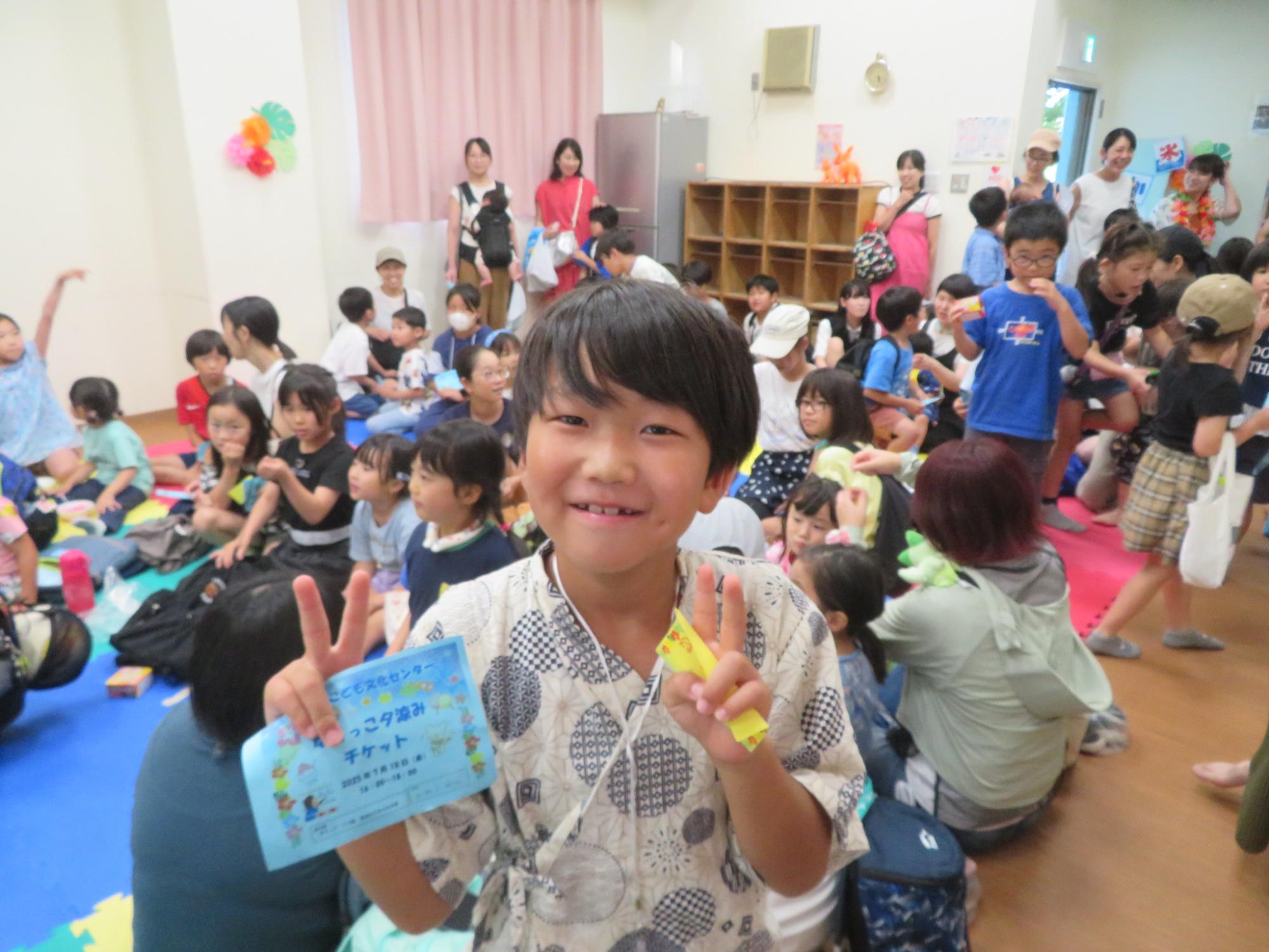 ゆりっこ夕涼みの抽選会で景品引き換え券をもらっていた男の子の写真