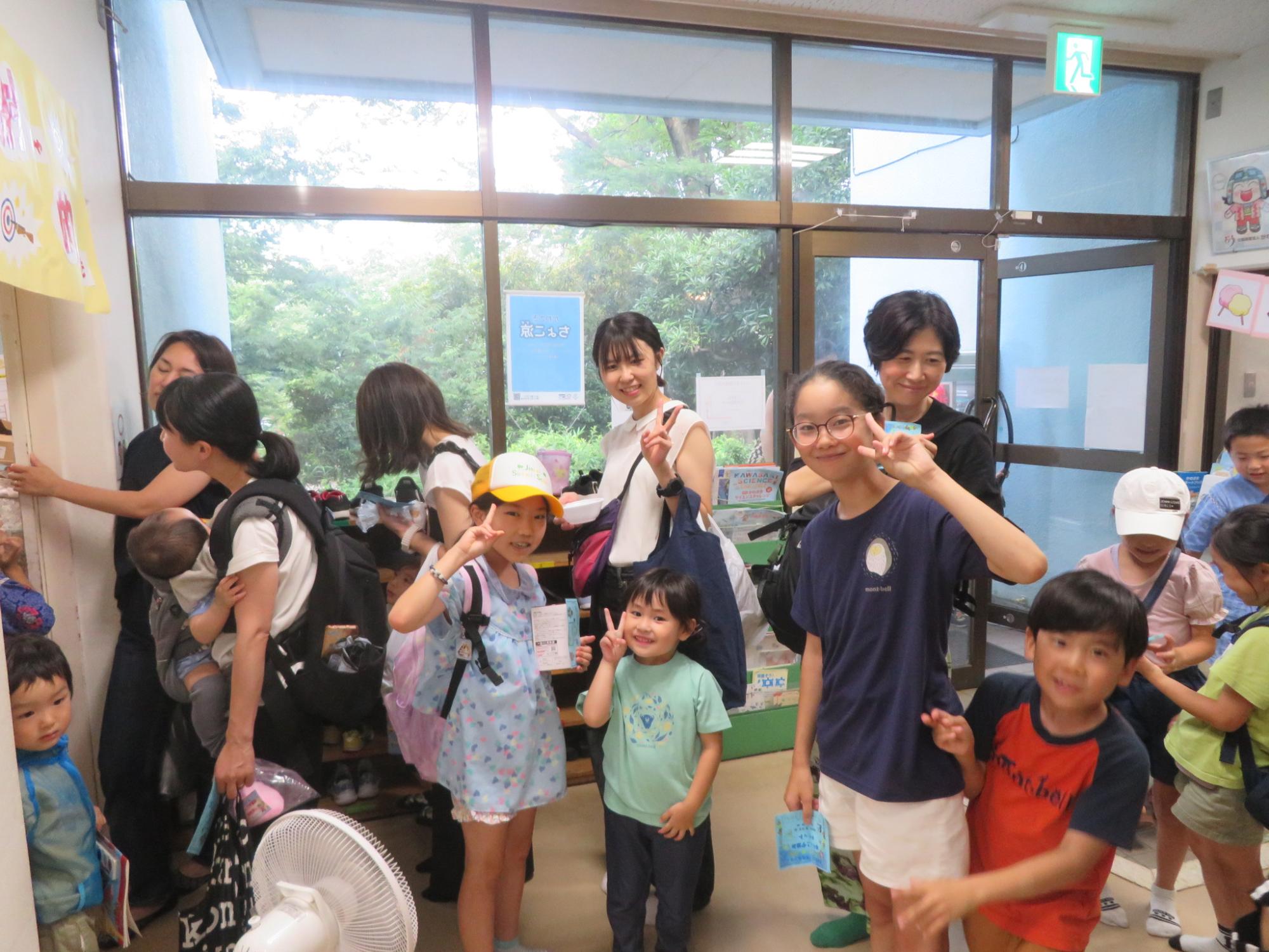 ゆりっこ夕涼みの射的コーナーに並んでいる子どもたちがポーズをしている写真