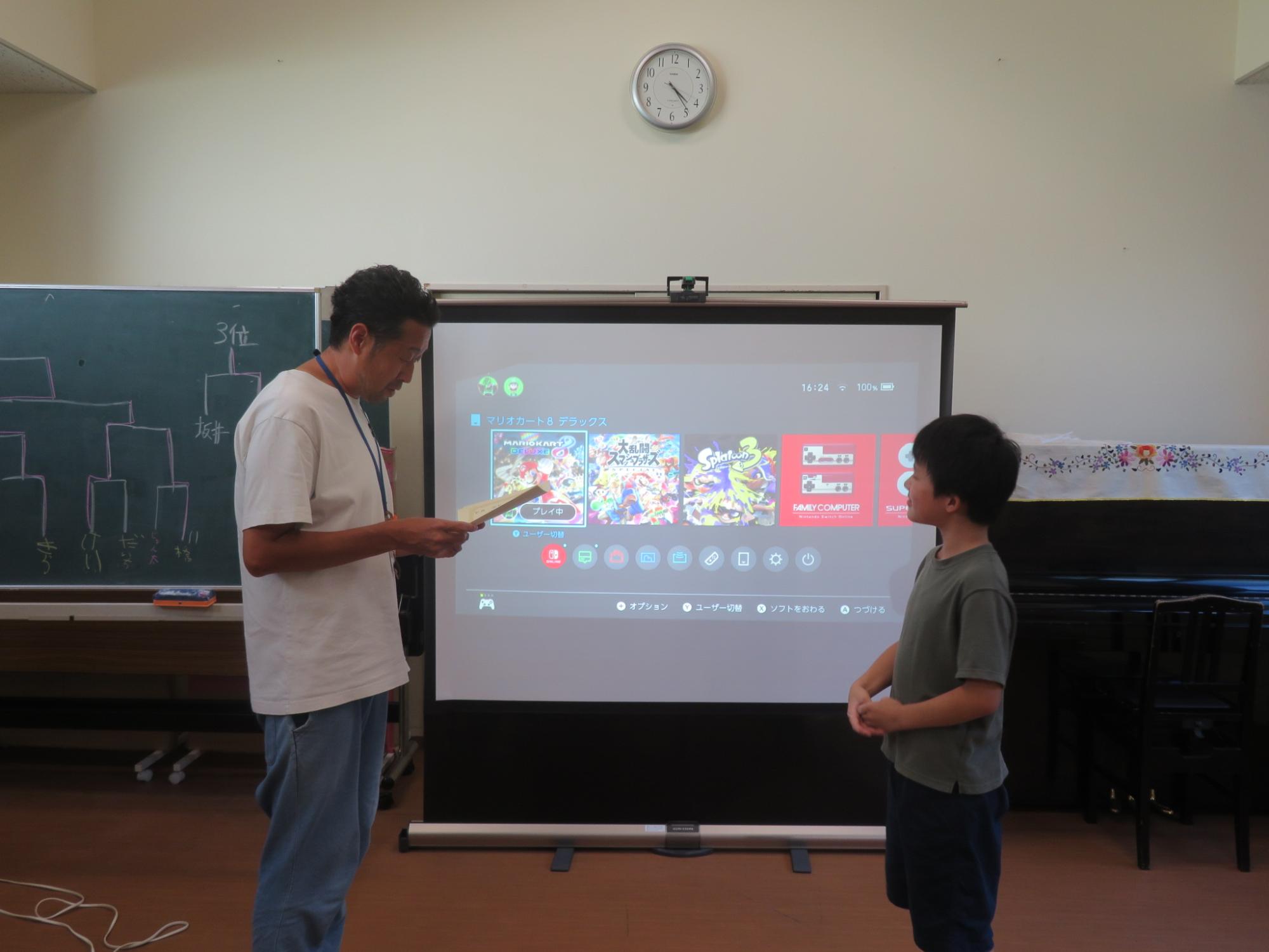 男の子が館長から表彰されている様子
