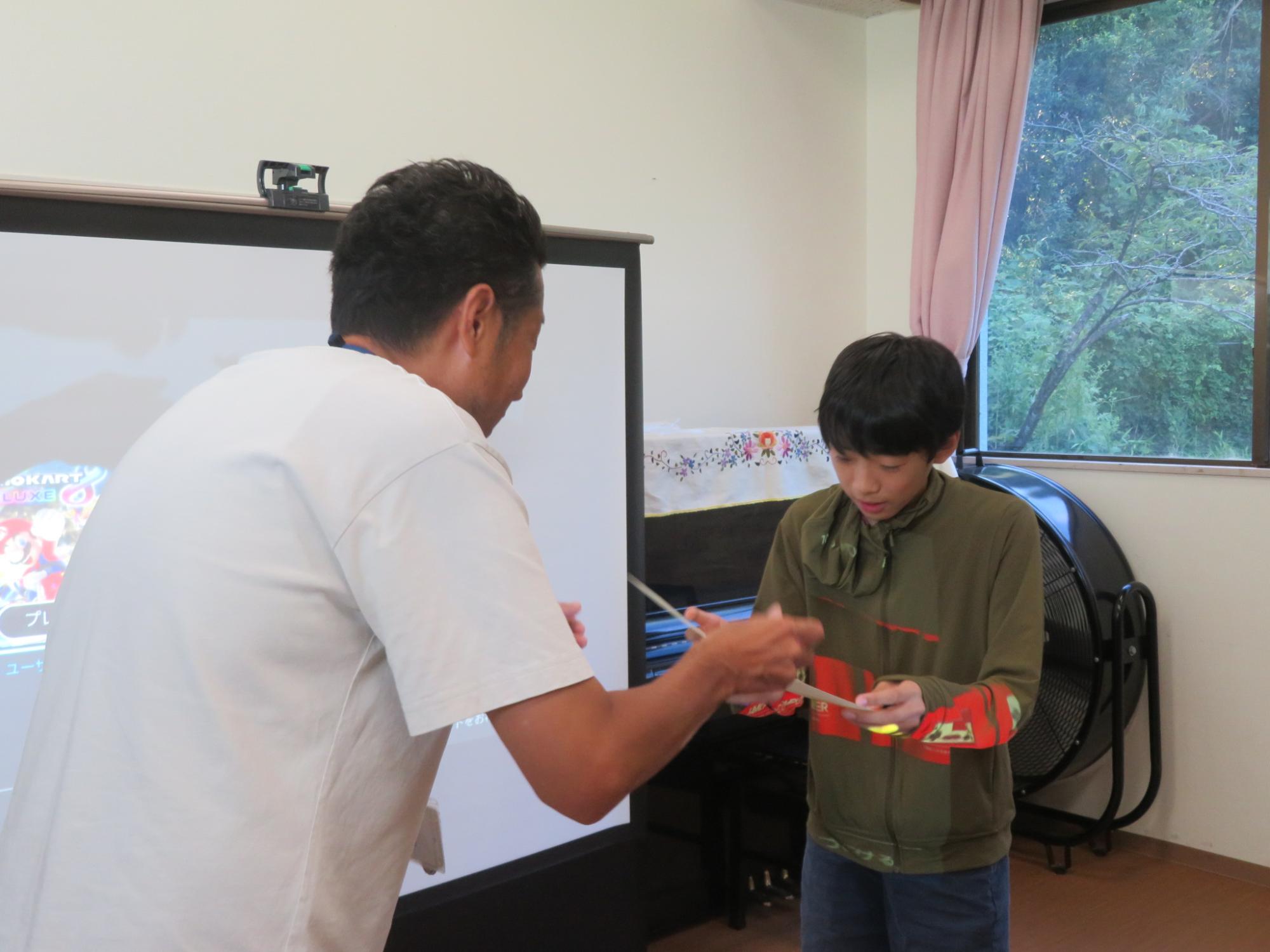 男の子が館長から表彰されている様子