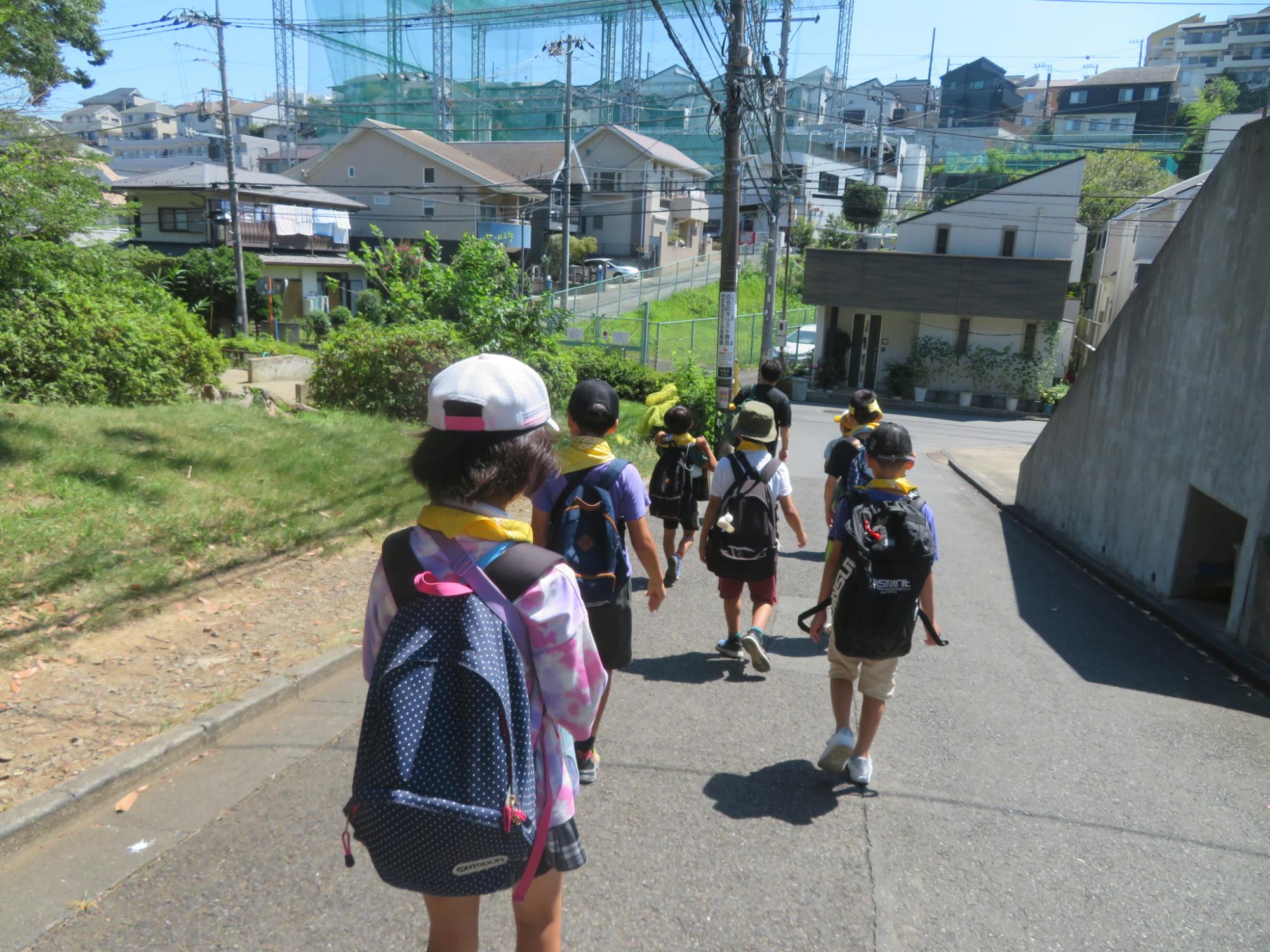 こども文化センターを出発して歩いている様子