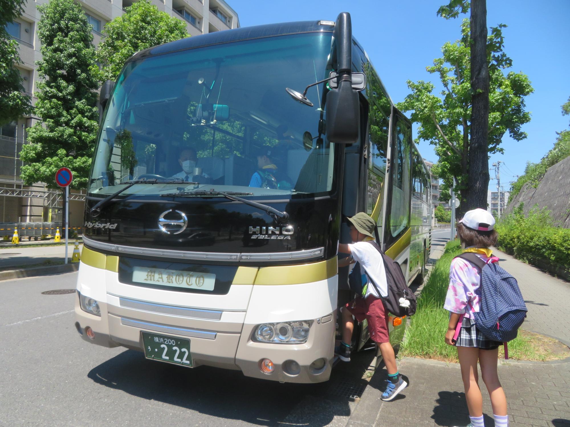 みんなでバスに乗り込んでいる様子