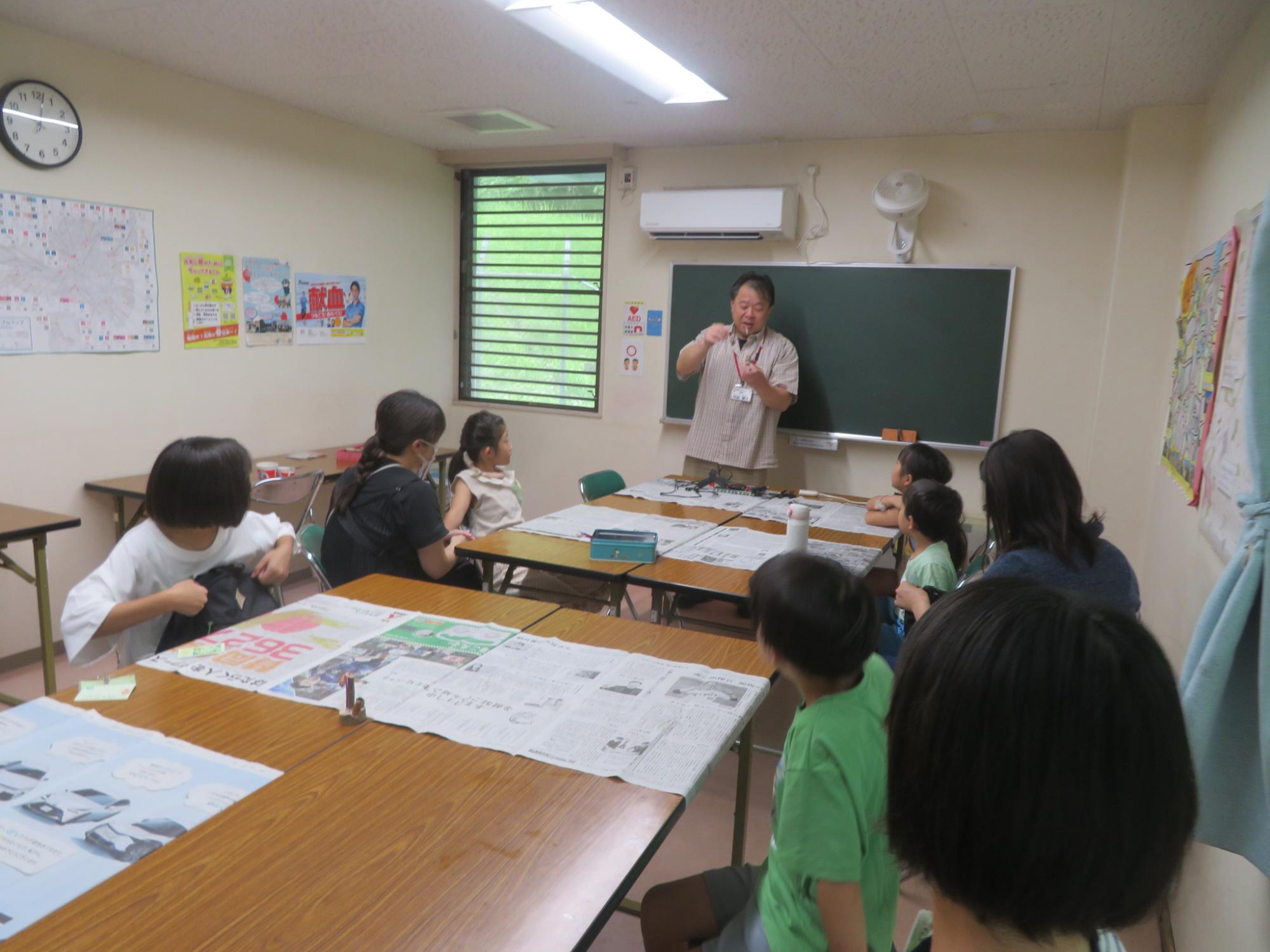 どんぐりやじろべえの作り方を説明している様子