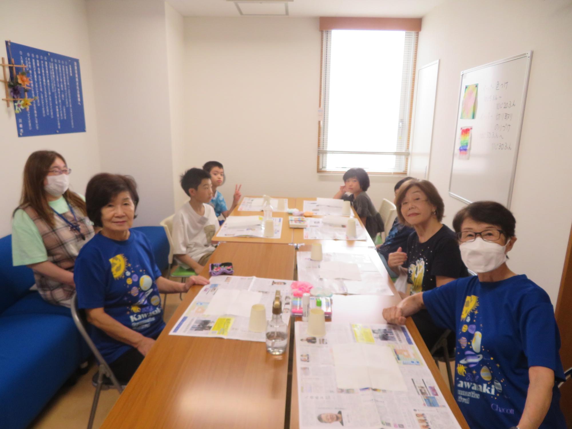 工作の前にいこいの家の方々と記念撮影している写真