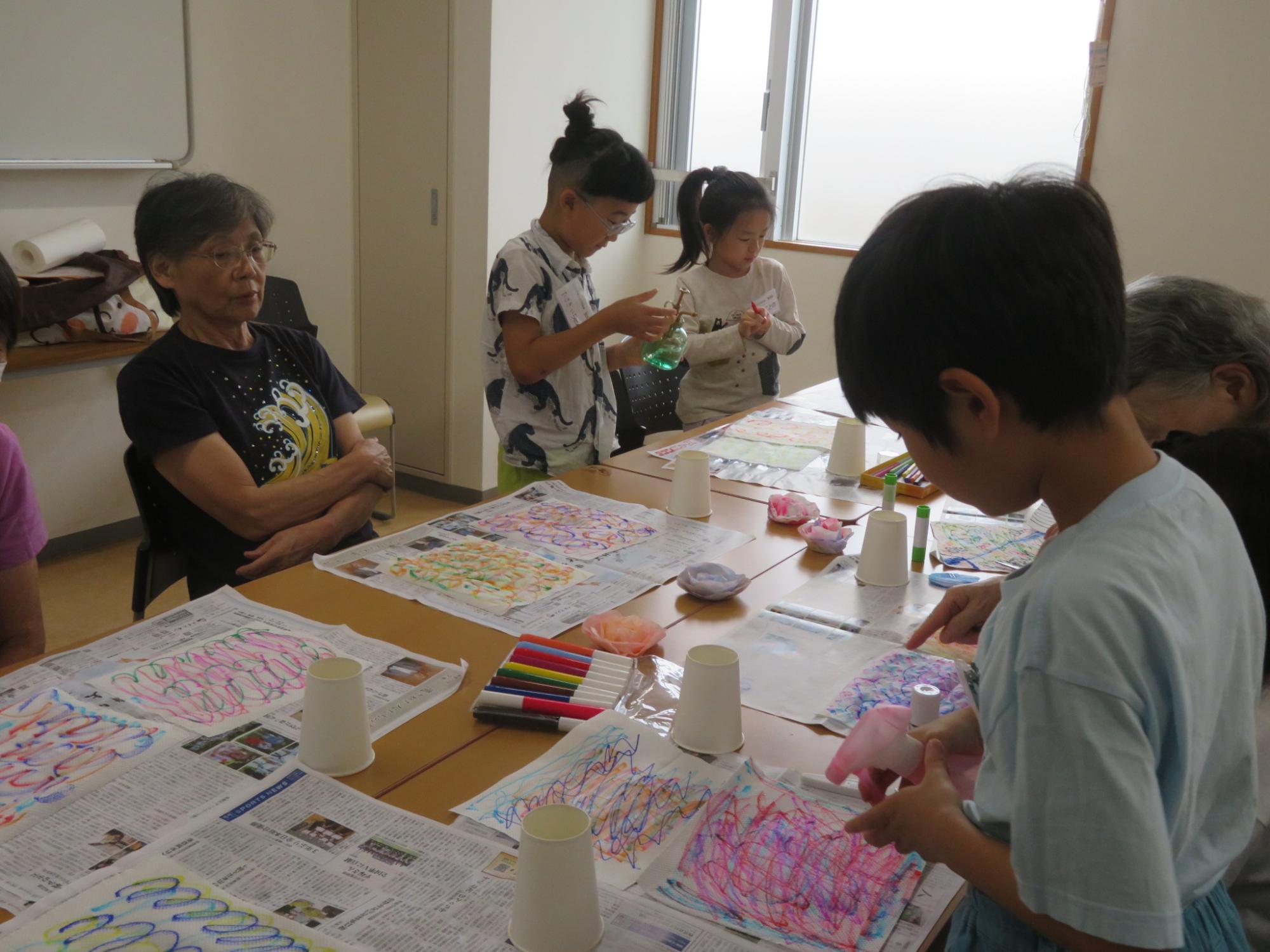 工作で使うキッチンペーパーに模様を描いている様子