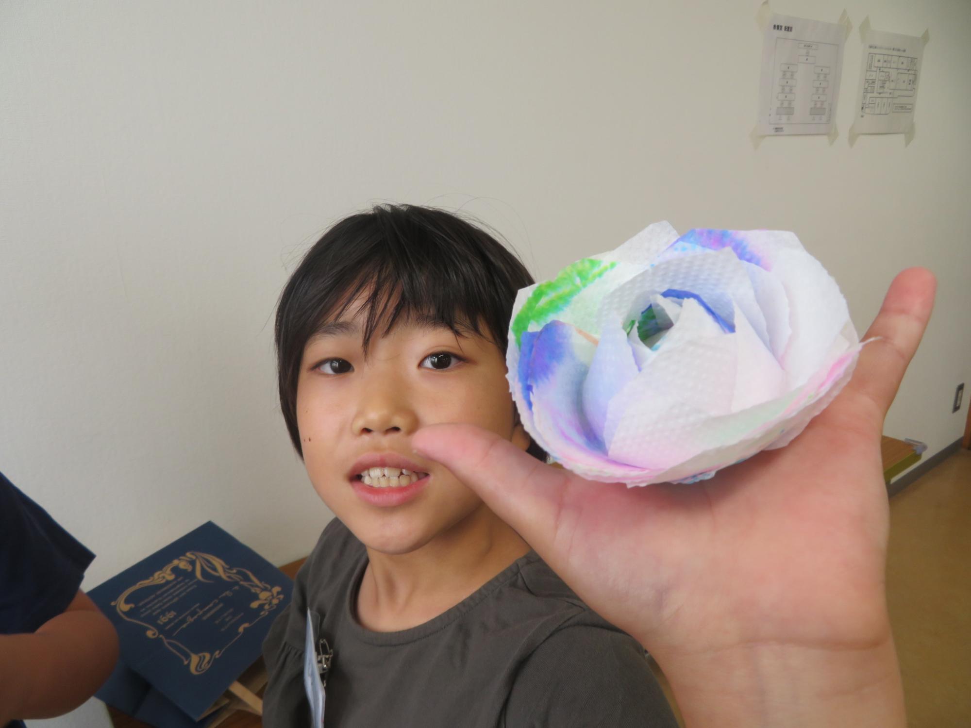 作品を持った児童の写真