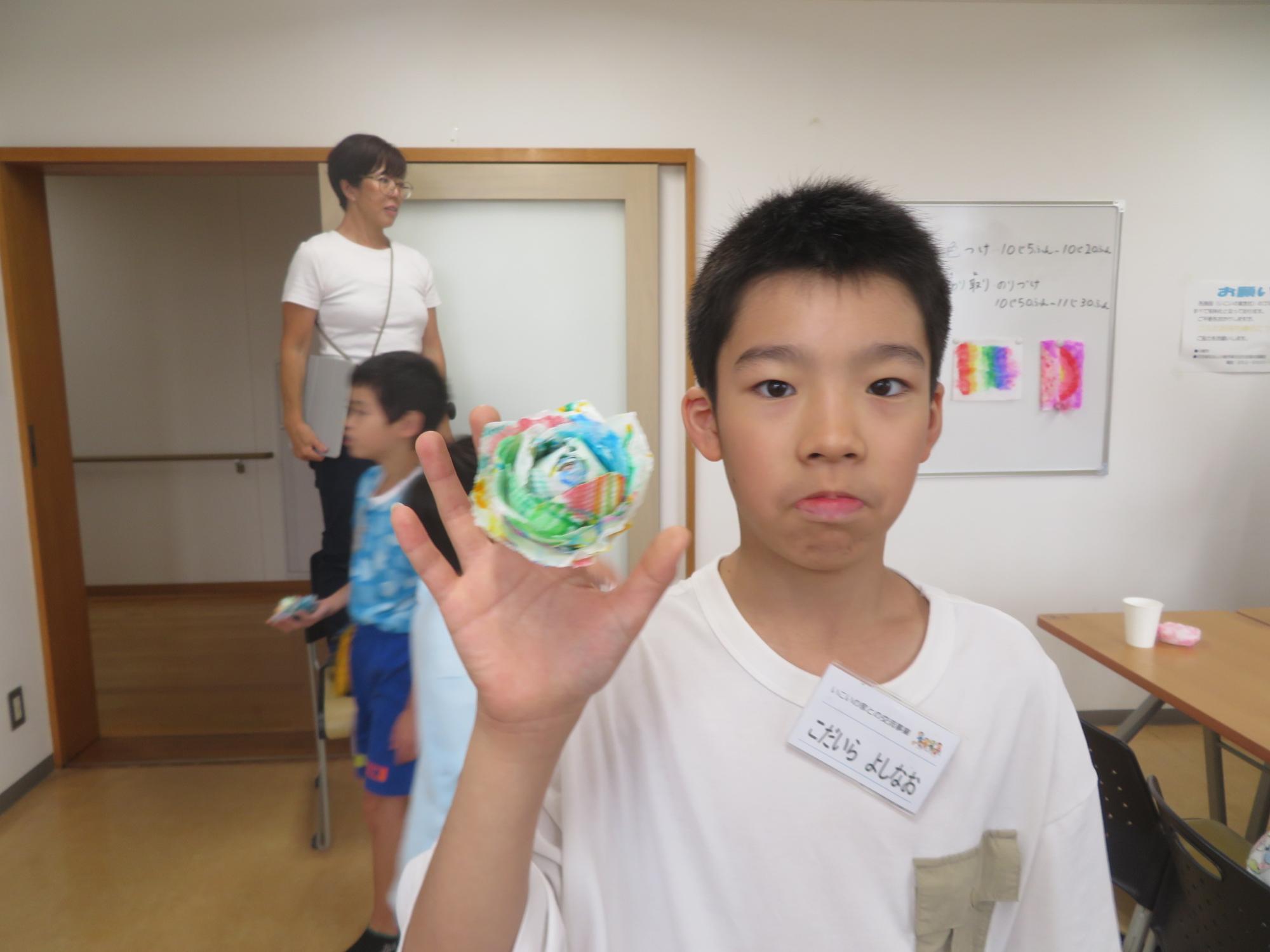 作品を持った児童の写真