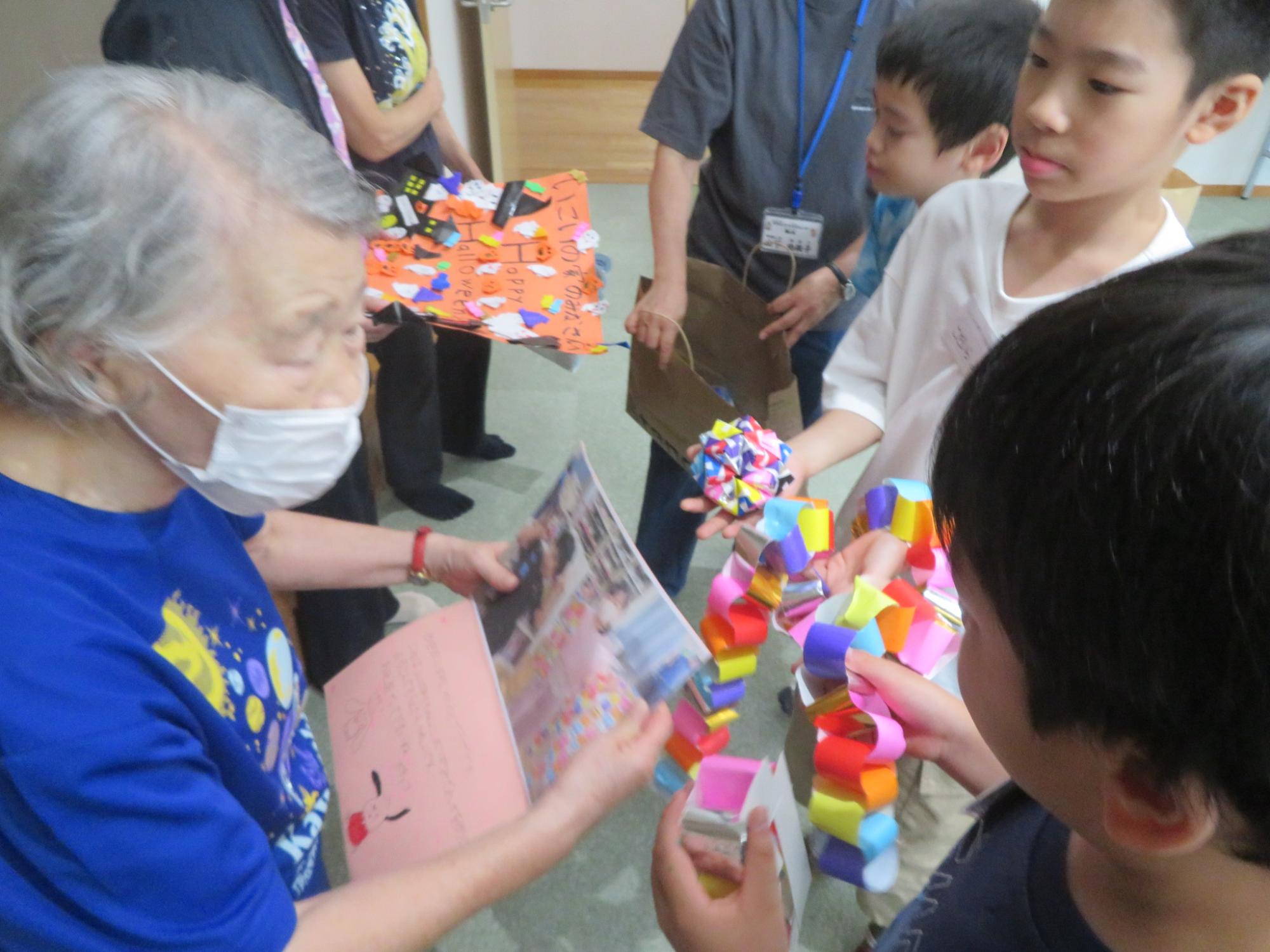 児童たちが、いこいの家の方たちにプレゼントしている写真