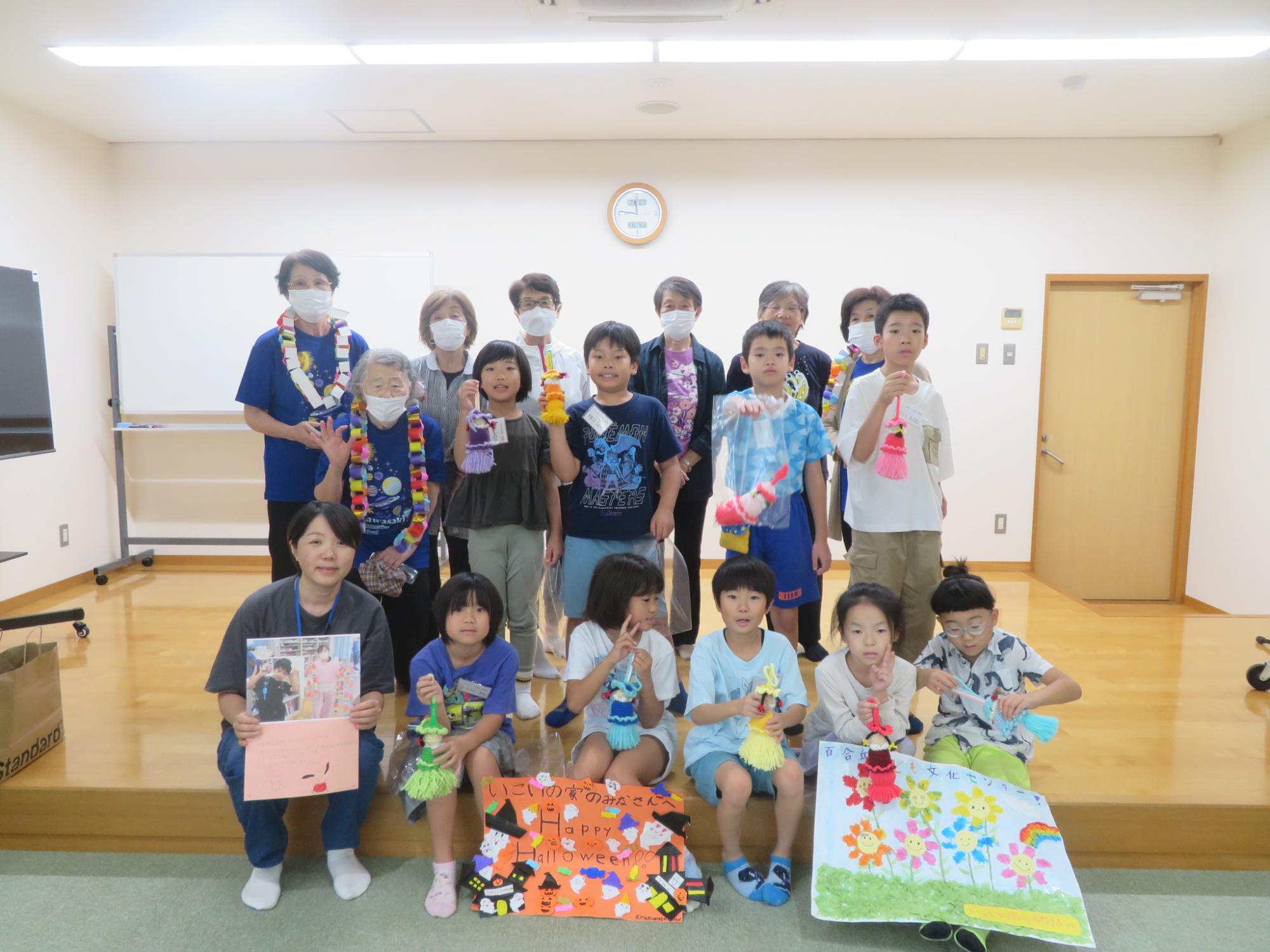 いこいの家の方々と児童たちの記念写真