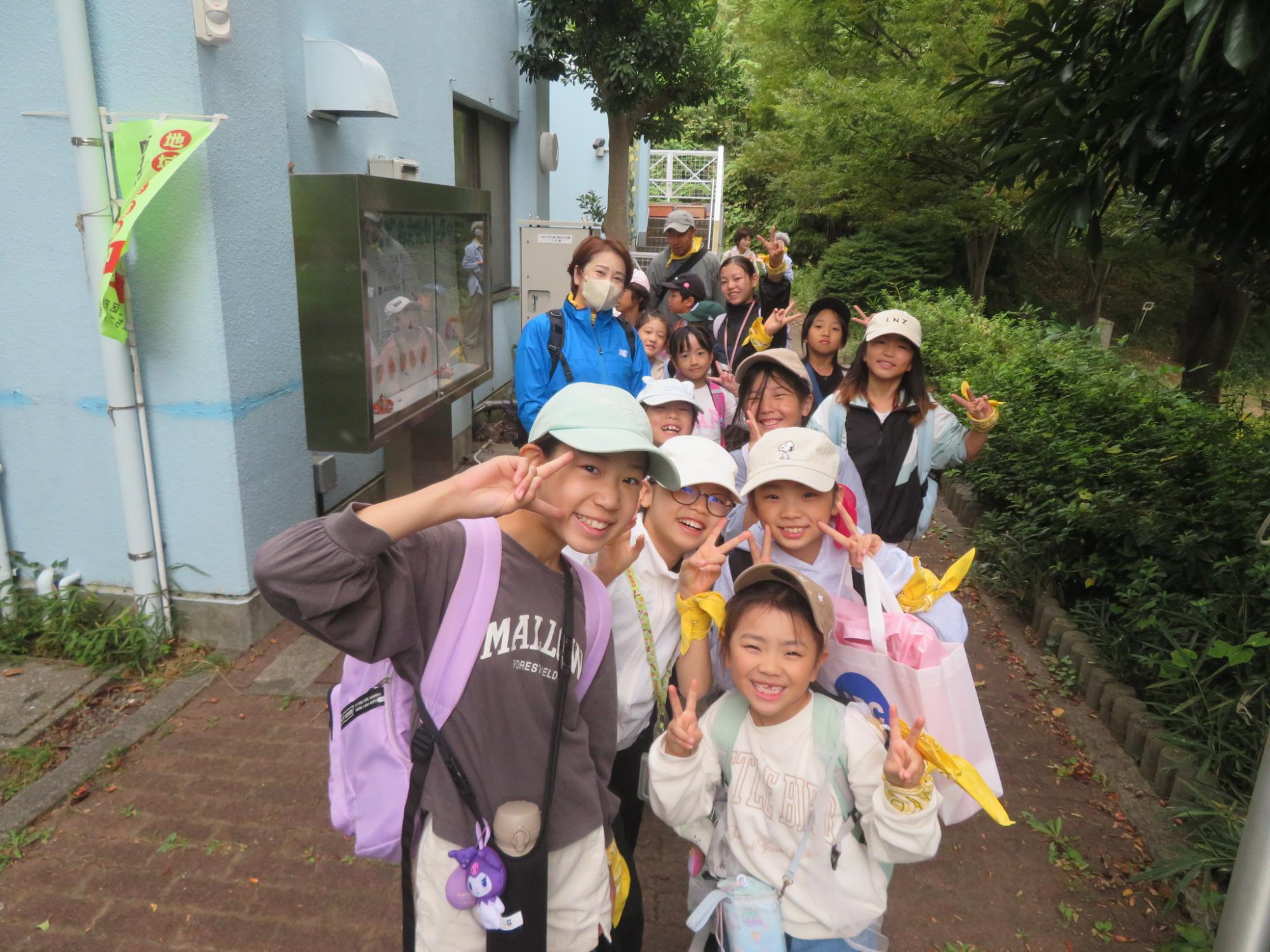 こども文化センターを出発する児童たちの写真