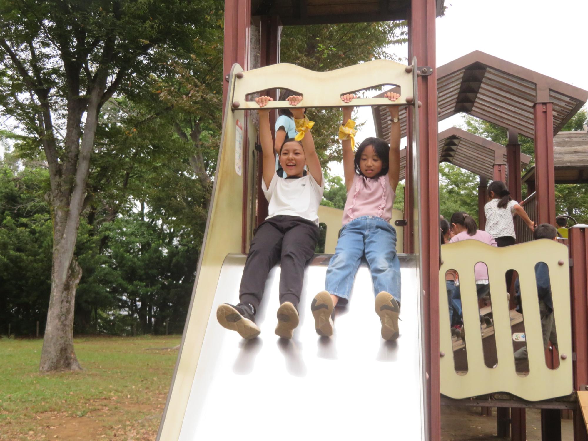 すべり台を楽しんでいる児童2人の写真