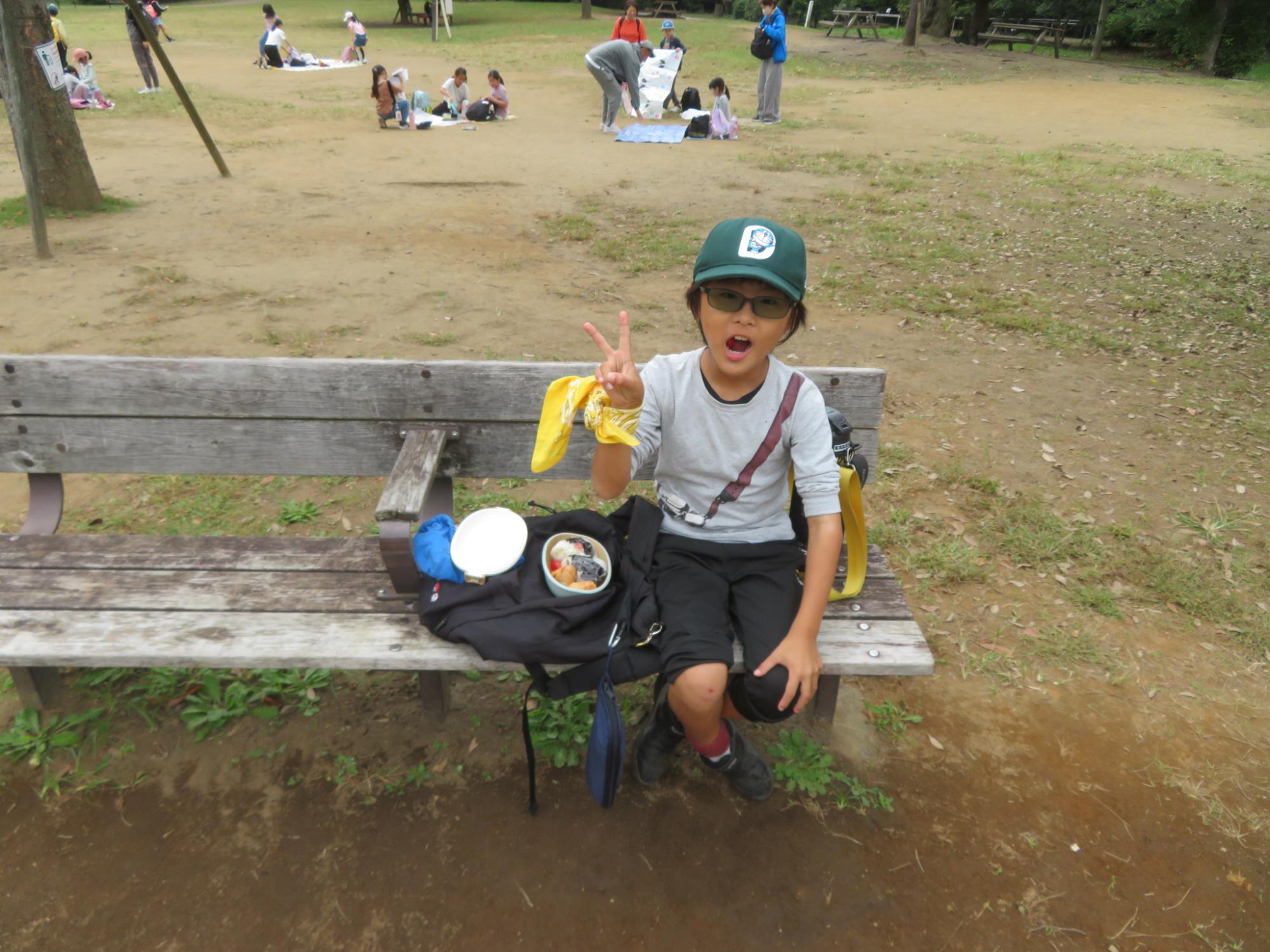 お弁当を食べている男の子の写真